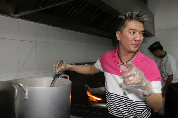 Món Đàm Vĩnh Hưng đang thể hiện là lẩu cá