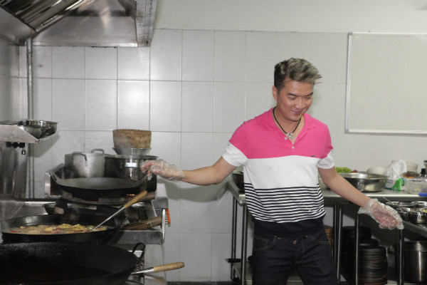 Dù khá vất vả, mồ hôi chảy đầm đìa nhưng Đàm Vĩnh Hưng rất vui vẻ, anh liên tục cười đùa và trao đổi công thức nấu ăn với mọi người