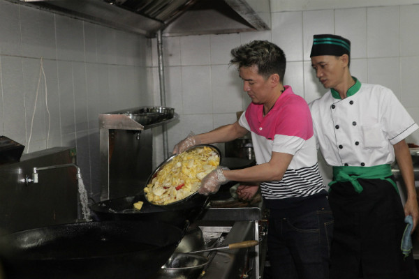 Mr Đàm cũng mới khai trương một cửa hàng cá có tên "Vua biển" tại TP.HCM
