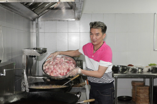 Và cho thêm cá vào cho ngọt nước