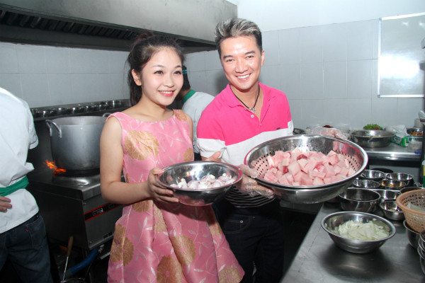 Hôm qua (4/8), Đàm Vĩnh Hưng đã bay ra Hà Nội để trổ tài nấu nướng tại một nhà hàng do bạn thân anh làm chủ. Cô học trò Ngọc Trâm cũng theo ra phụ giúp thầy Hưng.