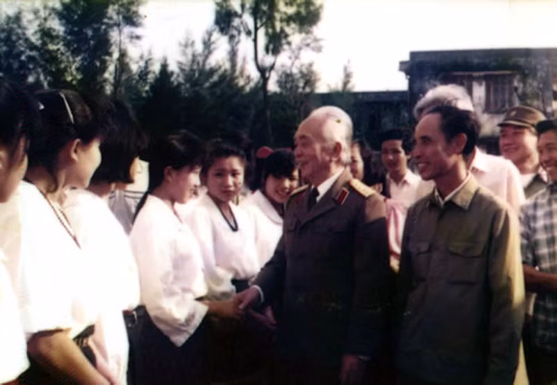 Đại tướng Võ Nguyên Giáp thăm trường dân tộc nội trú Nghệ An