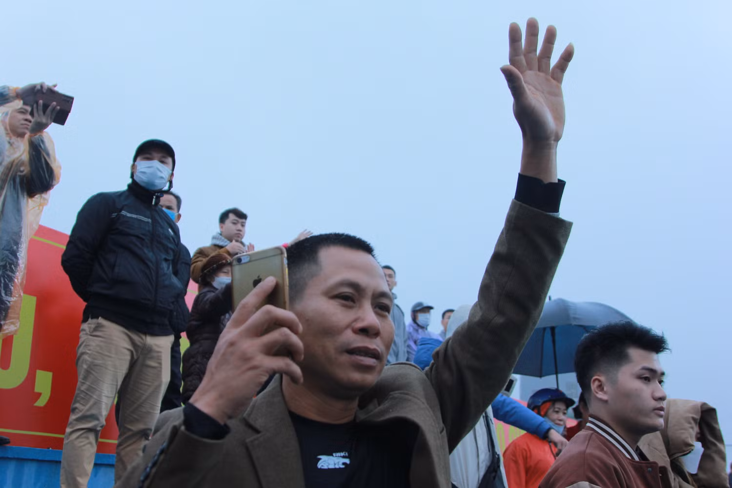 Ông Ngô Anh Tuấn (50 tuổi) phụ huynh của tân binh Ngô Anh Quân (24 tuổi) cho hay, đến đời Quân là ba thế hệ trong gia đình ông phục vụ trong lực lượng vũ trang. “Bố tôi tức ông nội của Quân là cán bộ quân đội đã nghỉ hưu, còn tôi hiện đang công tác và đến thế hệ con tôi là lính tân binh ngày hôm nay”, ông Tuấn chia sẻ. Chia sẻ về cậu con trai, ông Tuấn cho biết, Ngô Anh Quân đã học xong cao đẳng du lịch, chuyên ngành nấu ăn và đã đi làm quản lý bếp tại một chuỗi nhà hàng với mức lương khoảng 10 triệu đồng. “Khi có lệnh gọi nhập ngũ, cháu đã xung phong lên đường nhập ngũ và đóng quân tại Bộ Tư lệnh Thủ đô Hà Nội. Gia đình có quan điểm là có lệnh gọi nhập ngũ là con phải chấp hành nghĩa vụ”, ông Tuấn chia sẻ. Ông Tuấn chia sẻ thêm, con trai đã có người yêu nhưng chưa có dự định lập gia đình. Ông mong muốn con trải qua môi trường quân đội sẽ có bản lĩnh vững vàng hơn nữa, trên con đường đời sau này khi ra quân. (Ảnh: Mạnh Đoàn) Ông Ngô Anh Tuấn (50 tuổi) phụ huynh của tân binh Ngô Anh Quân (24 tuổi) cho hay, đến đời Quân là ba thế hệ trong gia đình ông phục vụ trong lực lượng vũ trang. “Bố tôi tức ông nội của Quân là cán bộ quân đội đã nghỉ hưu, còn tôi hiện đang công tác và đến thế hệ con tôi là lính tân binh ngày hôm nay”, ông Tuấn chia sẻ. Chia sẻ về cậu con trai, ông Tuấn cho biết, Ngô Anh Quân đã học xong cao đẳng du lịch, chuyên ngành nấu ăn và đã đi làm quản lý bếp tại một chuỗi nhà hàng với mức lương khoảng 10 triệu đồng. “Khi có lệnh gọi nhập ngũ, cháu đã xung phong lên đường nhập ngũ và đóng quân tại Bộ Tư lệnh Thủ đô Hà Nội. Gia đình có quan điểm là có lệnh gọi nhập ngũ là con phải chấp hành nghĩa vụ”, ông Tuấn chia sẻ. Ông Tuấn chia sẻ thêm, con trai đã có người yêu nhưng chưa có dự định lập gia đình. Ông mong muốn con trải qua môi trường quân đội sẽ có bản lĩnh vững vàng hơn nữa, trên con đường đời sau này khi ra quân. (Ảnh: Mạnh Đoàn)