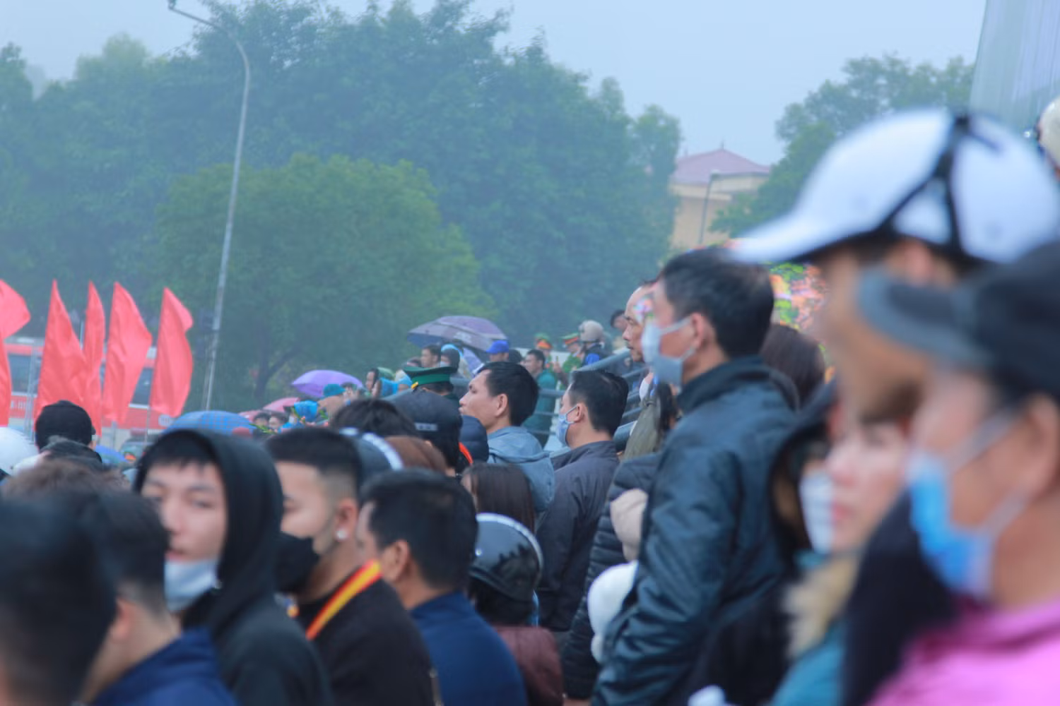 Sáng 6/2 dưới thời tiết mưa phùn, sương mù, nhiều gia đình, người thân, bạn bè đã đến tiễn các tân binh trong ngành công an và quân đội lên đường nhập ngũ tại Nhà văn hóa huyện Thanh Trì (Hà Nội). (Ảnh: Mạnh Đoàn) Sáng 6/2 dưới thời tiết mưa phùn, sương mù, nhiều gia đình, người thân, bạn bè đã đến tiễn các tân binh trong ngành công an và quân đội lên đường nhập ngũ tại Nhà văn hóa huyện Thanh Trì (Hà Nội). (Ảnh: Mạnh Đoàn)