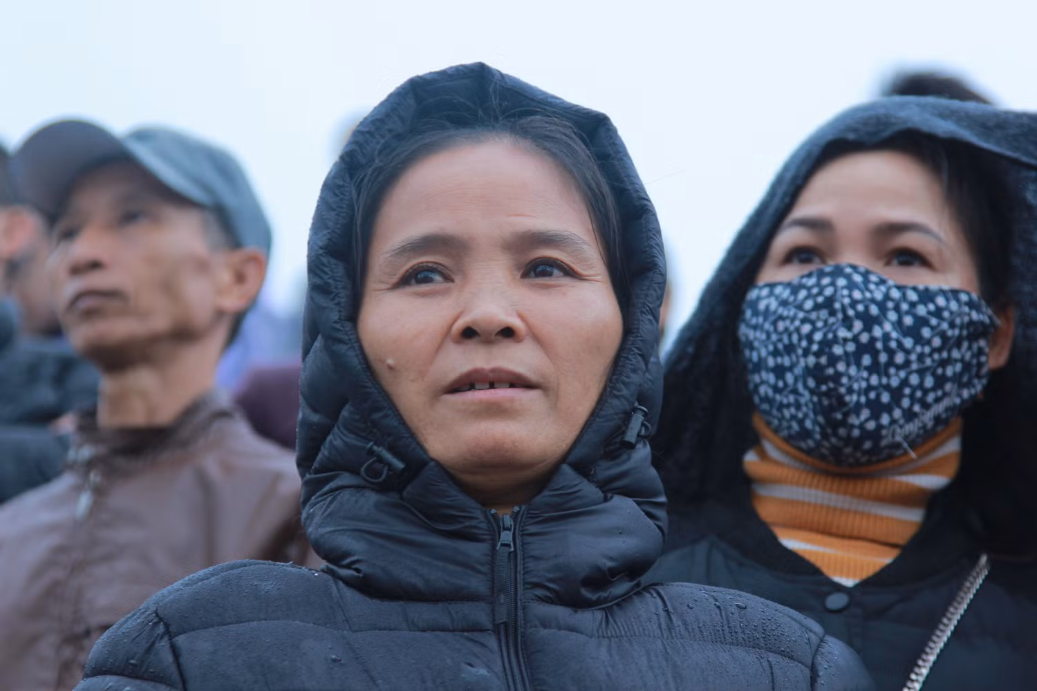 Bà Nguyễn Thị Toan (50 tuổi, ở xã Hữu Hòa, huyện Thanh Trì) có con là Đoàn Phan Phương (sinh năm 2000) cho biết, con bà vừa học xong đại học, đang chờ nhận bằng tốt nghiệp. Khi được địa phương gọi đi khám sức khỏe và trúng tuyển, Phương rất hăng hái và dự định sau hơn 2 năm hoàn thành nghĩa vụ trong ngành công an xong sẽ về kiếm việc làm. “Tâm lý của cháu cũng khá thoải mái khi chưa có dự định lập gia đình cũng như chưa có người yêu”, bà Toan chia sẻ. (Ảnh: Mạnh Đoàn) Bà Nguyễn Thị Toan (50 tuổi, ở xã Hữu Hòa, huyện Thanh Trì) có con là Đoàn Phan Phương (sinh năm 2000) cho biết, con bà vừa học xong đại học, đang chờ nhận bằng tốt nghiệp. Khi được địa phương gọi đi khám sức khỏe và trúng tuyển, Phương rất hăng hái và dự định sau hơn 2 năm hoàn thành nghĩa vụ trong ngành công an xong sẽ về kiếm việc làm. “Tâm lý của cháu cũng khá thoải mái khi chưa có dự định lập gia đình cũng như chưa có người yêu”, bà Toan chia sẻ. (Ảnh: Mạnh Đoàn)