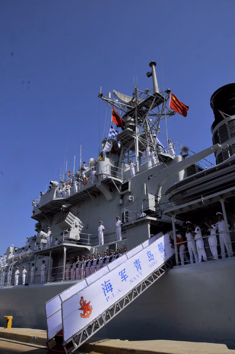 Hệ thống radar của tàu bao gồm các loại radar Type 518, Type 360/DRBV-15 SEA TIGER, Type 362 và radar điều khiển hỏa lực Type 347G. Ngoài ra, khu trục hạm Thanh Đảo còn được trang bị 2 trực thăng chống ngầm Kamov Ka-27 hoặc Harbin Z-9C cất hạ cánh ở sàn đáp phía sau.