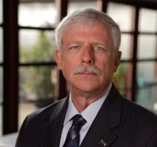 John M. Cox, cựu cơ trưởng Mỹ có 25 năm lái máy bay cho US Airways. John M. Cox, cựu cơ trưởng Mỹ có 25 năm lái máy bay cho US Airways.