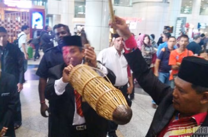Những dụng cụ đặc biệt của "pháp sư" Malaysia.