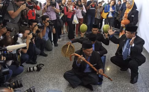 Các phù thủy Malaysia thực hiện nghi thức "tìm máy bay mất tích" tại sân bay Kuala Lumpur. Các phù thủy Malaysia thực hiện nghi thức "tìm máy bay mất tích" tại sân bay Kuala Lumpur.