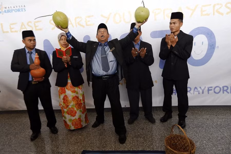 "Trung Quốc triển khai 10 vệ tinh, Malaysia mời 1 phù thủy", một người Trung Quốc viết.