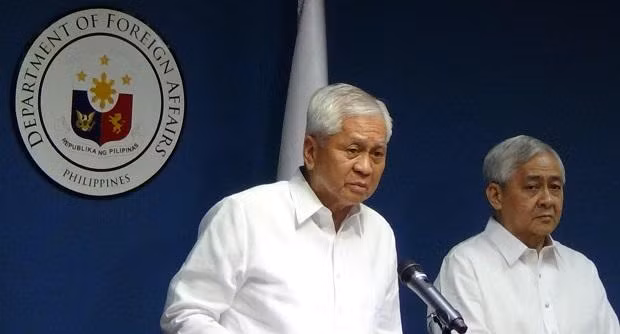 Ngoại trưởng Philippines và Luật sư trưởng Francis Jardeleza trong buổi họp báo.