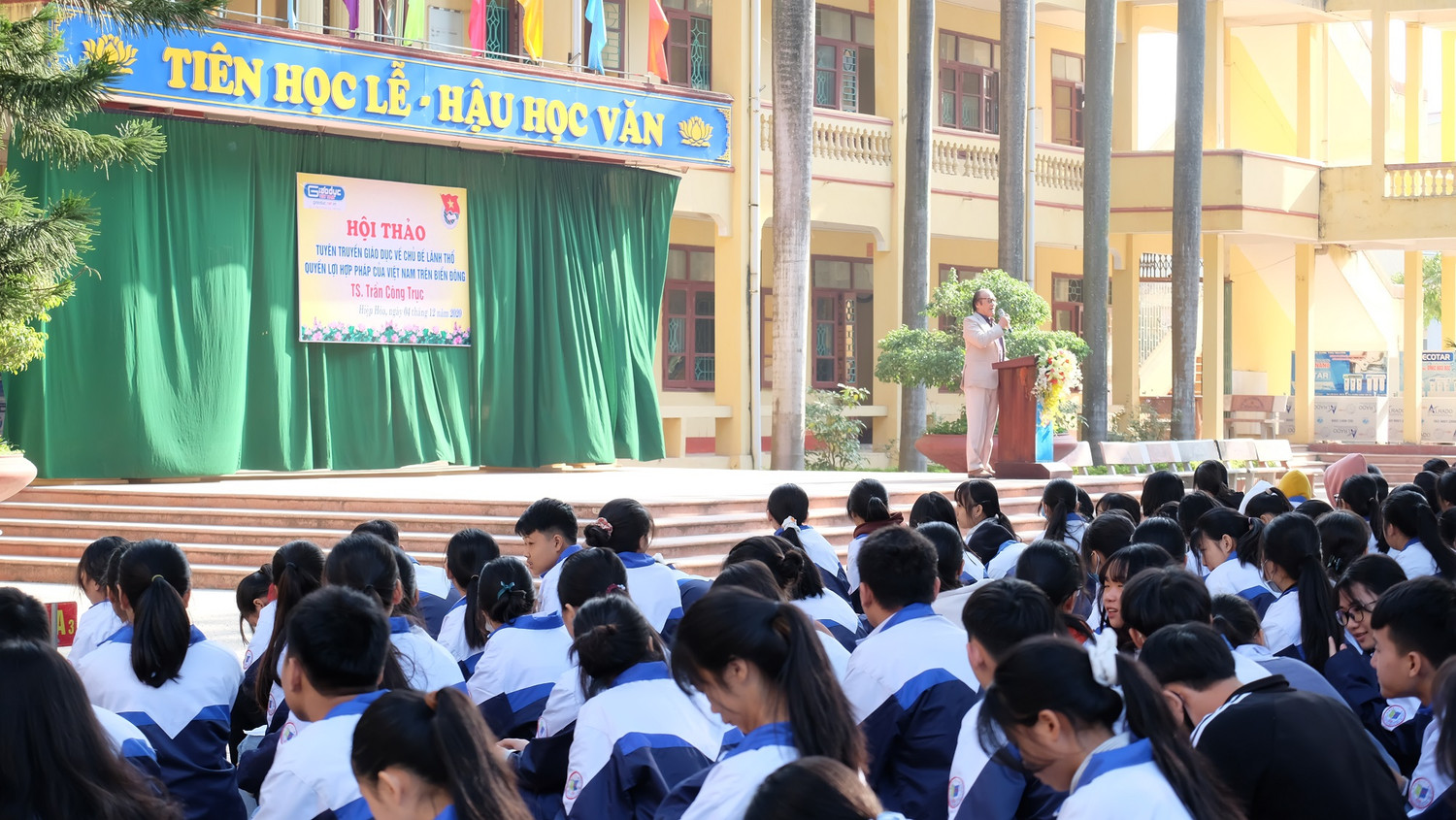 Gần 1000 em học sinh khối sáng của trường Trung học phổ thông Hiệp Hòa số 3 đã tham dự hội thảo, tuyên truyền. Ảnh: LC Gần 1000 em học sinh khối sáng của trường Trung học phổ thông Hiệp Hòa số 3 đã tham dự hội thảo, tuyên truyền. Ảnh: LC