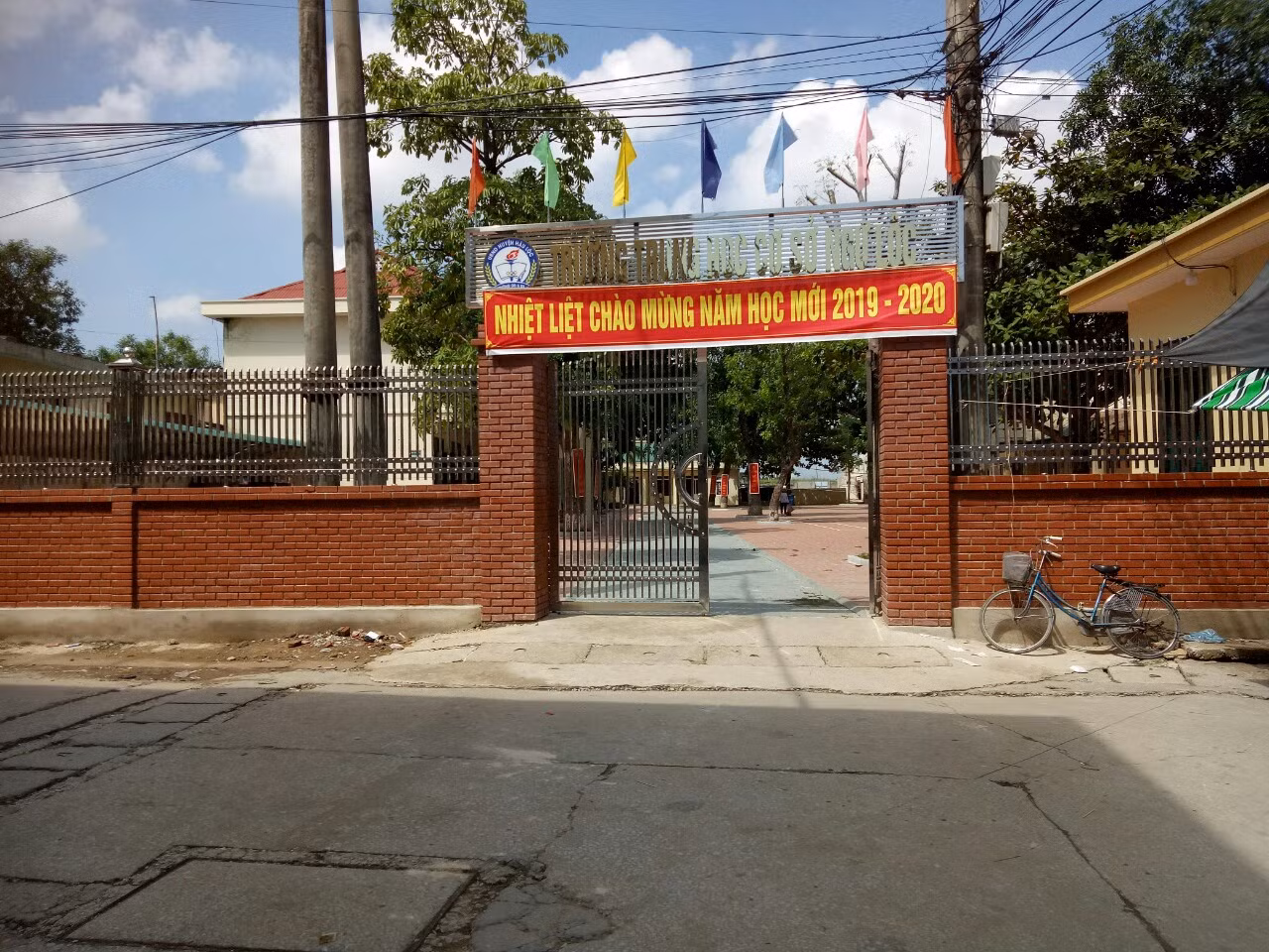 Trường trung học cơ sở Ngư Lộc có Hiệu trưởng mới sau nhiều năm lùm xùm. Ảnh: CTV Trường trung học cơ sở Ngư Lộc có Hiệu trưởng mới sau nhiều năm lùm xùm. Ảnh: CTV