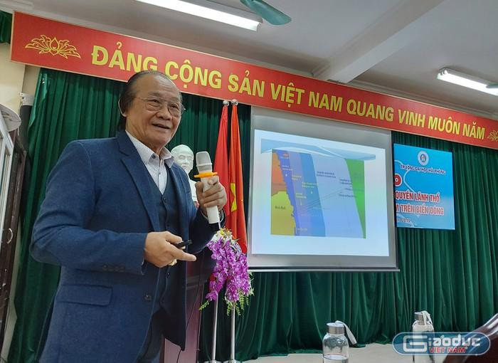 Tiến sĩ Trần Công Trục đưa ra những khái niệm pháp lý chuyên ngành giúp các sinh viên Đại học Hải Phòng hiểu đúng các vấn đề liên quan đến chủ quyền lãnh thổ, biên giới quốc gia, các quyền tài phán của quốc gia ven biển. (Ảnh: Lã Tiến)