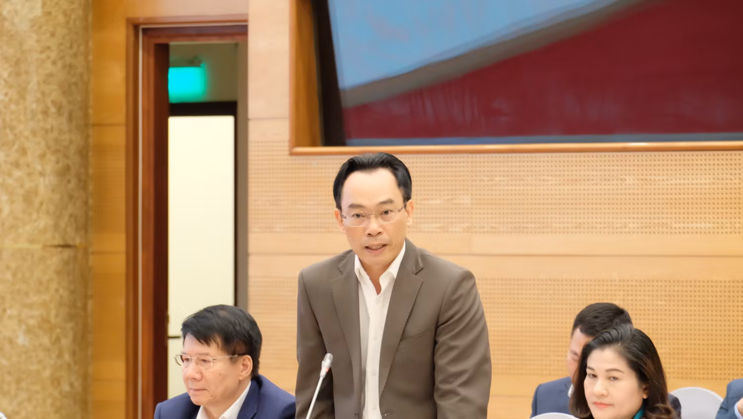 Thứ trưởng Bộ Giáo dục và Đào tạo - Hoàng Minh Sơn trả lời tại buổi họp báo chính phủ ngày 2/12. Ảnh: LC Thứ trưởng Bộ Giáo dục và Đào tạo - Hoàng Minh Sơn trả lời tại buổi họp báo chính phủ ngày 2/12. Ảnh: LC