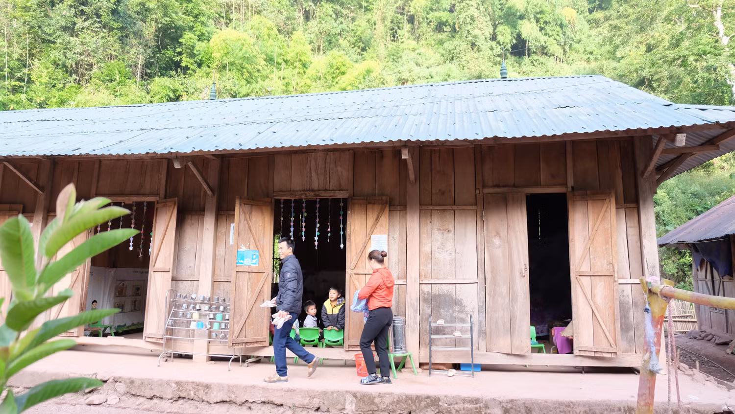 Lớp học của thầy giáo Đao Văn Thích và cô giáo Chim Thị Mừng. Ảnh: LC