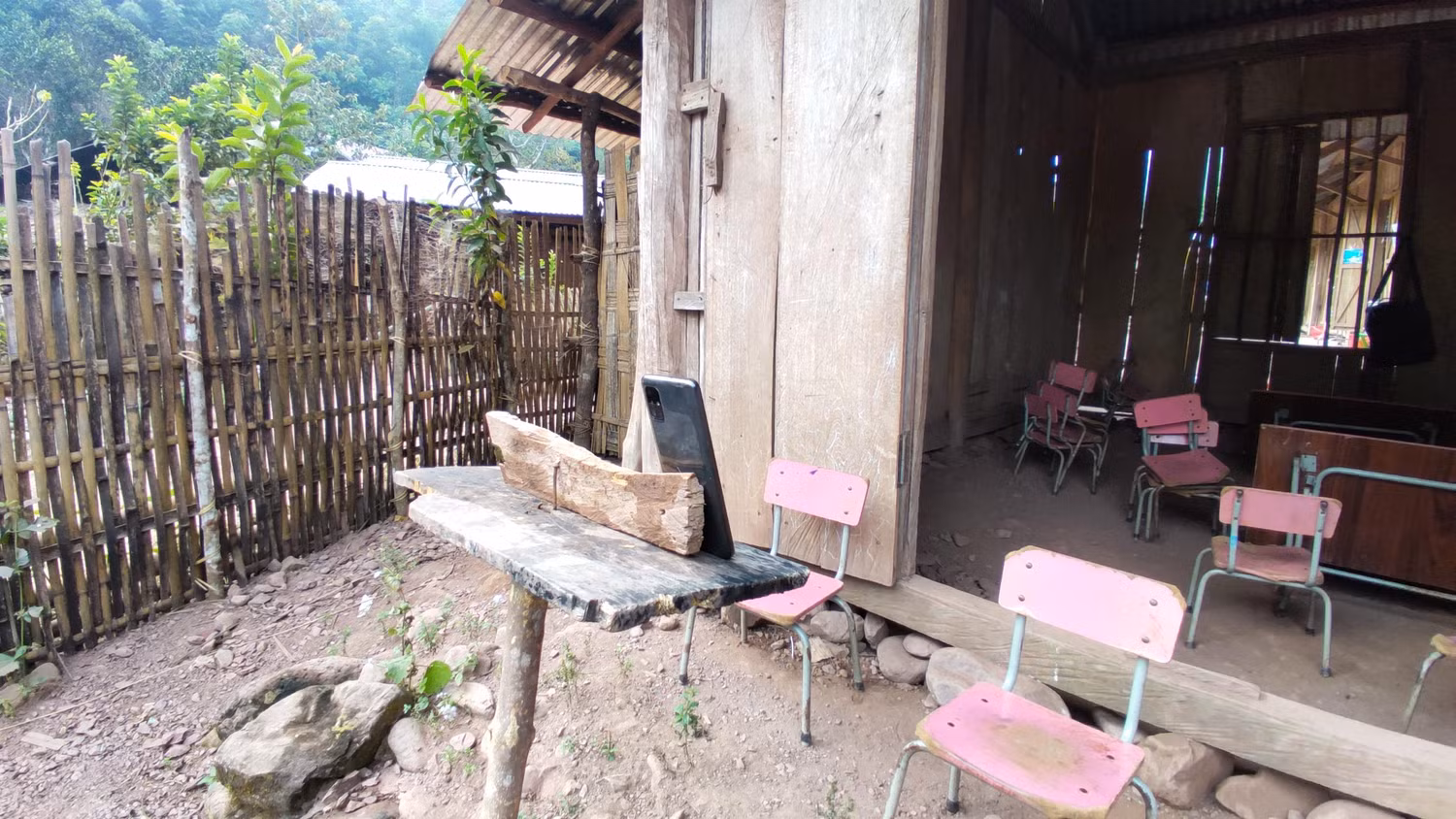 Điểm hứng sóng của các thầy cô giáo trong bản U Pa Tết. Ảnh: LC Điểm hứng sóng của các thầy cô giáo trong bản U Pa Tết. Ảnh: LC