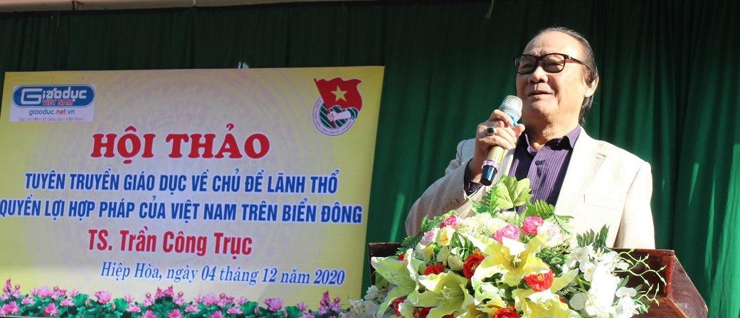Tiến sĩ Trần Công Trục chia sẻ với học sinh trường Hiệp Hòa số 3. Ảnh: LC