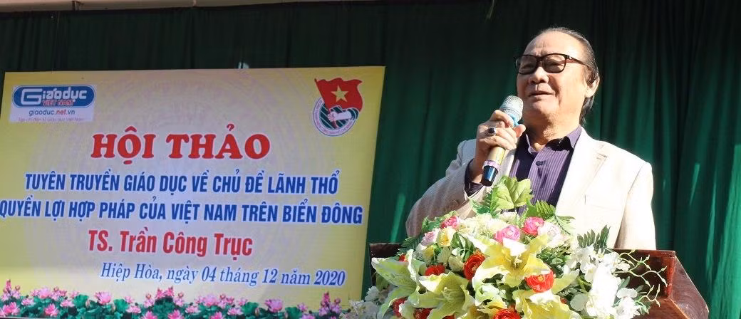 Tiến sĩ Trần Công Trục chia sẻ với học sinh trường Hiệp Hòa số 3. Ảnh: LC