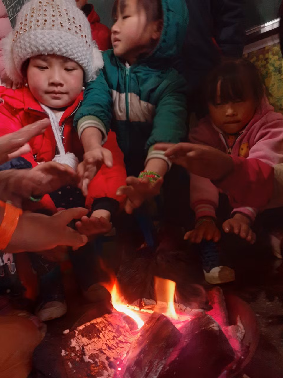 Các em học sinh ở Lũng Táo bên chậu than hồng.