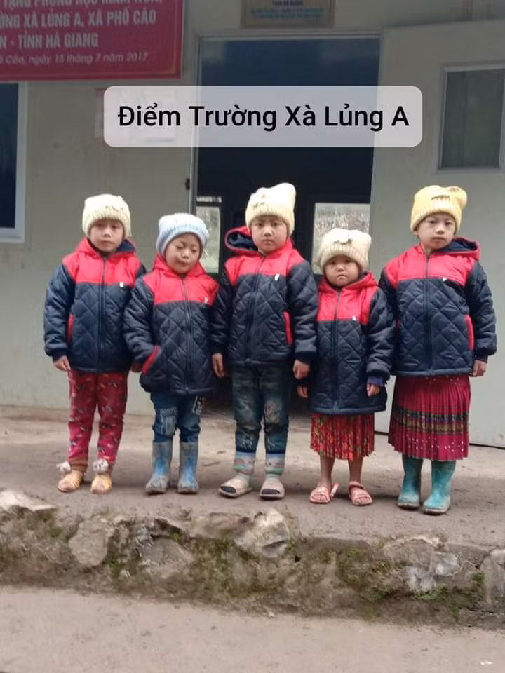 Các em học sinh ở điểm Xà Lủng A của xã Vần Chải được các nhà hảo tâm gửi tặng áo ấm.