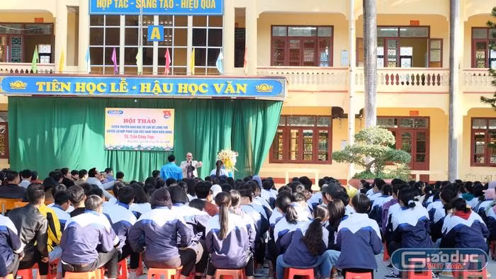 Mỗi buổi hội thảo là một buổi học ngoại khóa bổ ích đối với học sinh, thầy cô giáo các trường. Ảnh: LC