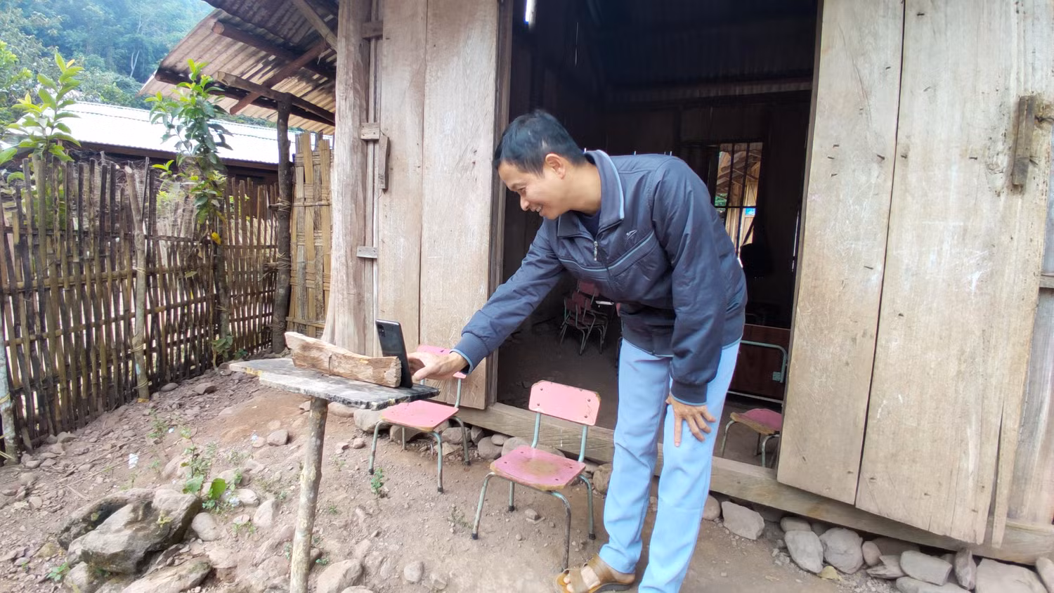 Thầy Tam phải chỉnh lại điện thoại kẻo mất sóng. Thầy Tam phải chỉnh lại điện thoại kẻo mất sóng.