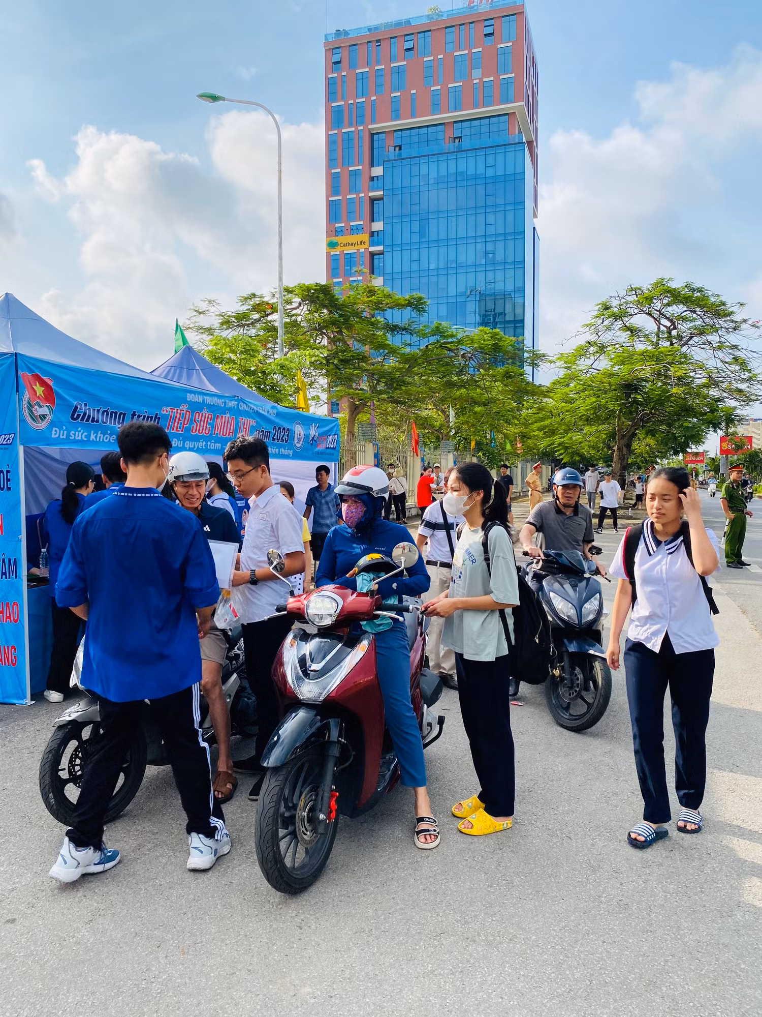 Lực lượng tình nguyện viên hướng dẫn thí sinh tới dự thi môn Ngữ Văn (Ảnh: Lã Tiến) Lực lượng tình nguyện viên hướng dẫn thí sinh tới dự thi môn Ngữ Văn (Ảnh: Lã Tiến)