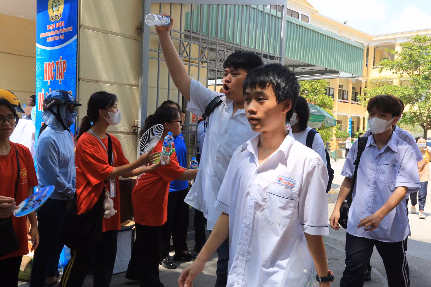 Các thí sinh hoàn thành bài thi Toán tại Hội đồng thi Trường Trung học phổ thông Lê Hồng Phong (Ảnh: Lã Tiến)