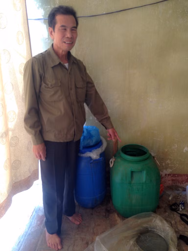 Ông Đáo giới thiệu về loại thuốc trừ sâu "thực vật" do mình sáng chế ra Ông Đáo giới thiệu về loại thuốc trừ sâu "thực vật" do mình sáng chế ra
