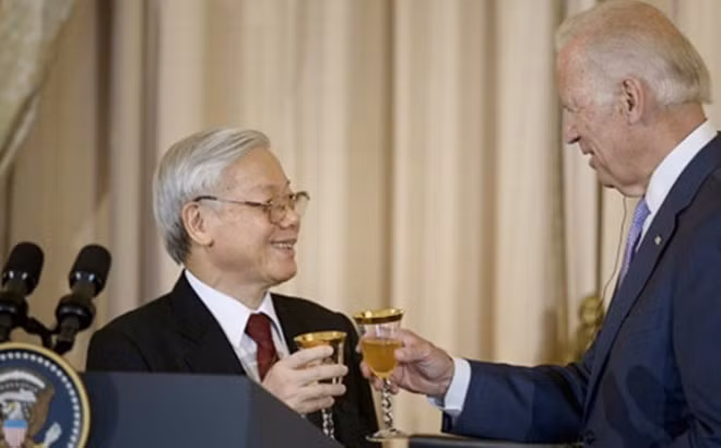 Tổng bí thư Nguyễn Phú Trọng và Phó Tổng thống Hoa Kỳ Joe Biden nâng ly chúc mừng sau khi ông Biden lẩy Kiều kết thúc bài phát biểu chào mừng. Tổng bí thư Nguyễn Phú Trọng và Phó Tổng thống Hoa Kỳ Joe Biden nâng ly chúc mừng sau khi ông Biden lẩy Kiều kết thúc bài phát biểu chào mừng.