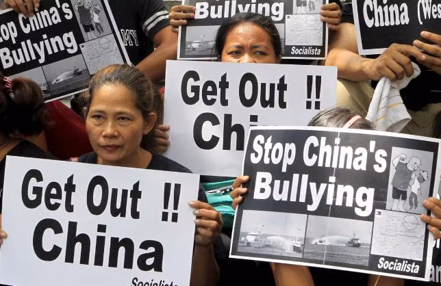 Người dân Philippines biểu tình phản đối Trung Quốc bành trướng Biển Đông. Ảnh: Reuters. Người dân Philippines biểu tình phản đối Trung Quốc bành trướng Biển Đông. Ảnh: Reuters.