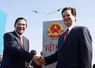 Thủ tướng Nguyễn Tấn Dũng và Thủ tướng Campuchia Hun Sen trong lễ cắm mốc biên giới số 314.