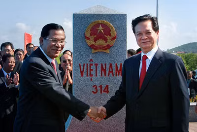 Thủ tướng Nguyễn Tấn Dũng và Thủ tướng Campuchia Hun Sen trong lễ cắt băng khánh thành cột mốc biên giới số 314. Thủ tướng Nguyễn Tấn Dũng và Thủ tướng Campuchia Hun Sen trong lễ cắt băng khánh thành cột mốc biên giới số 314.