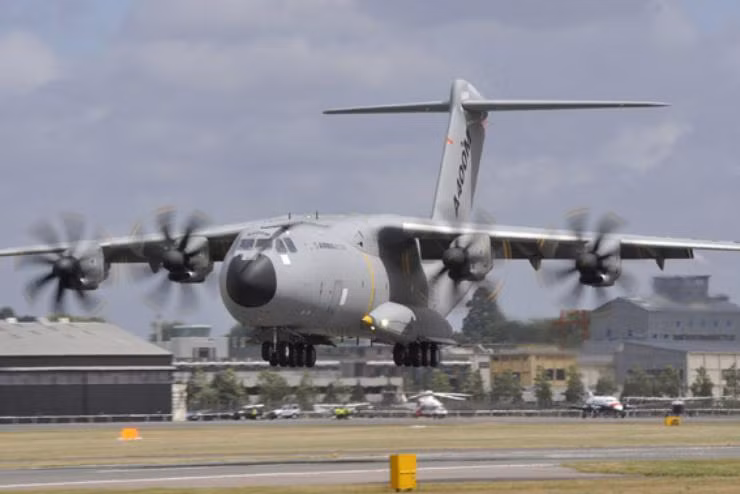Máy bay vận tải A400M của hãng Airbus Máy bay vận tải A400M của hãng Airbus