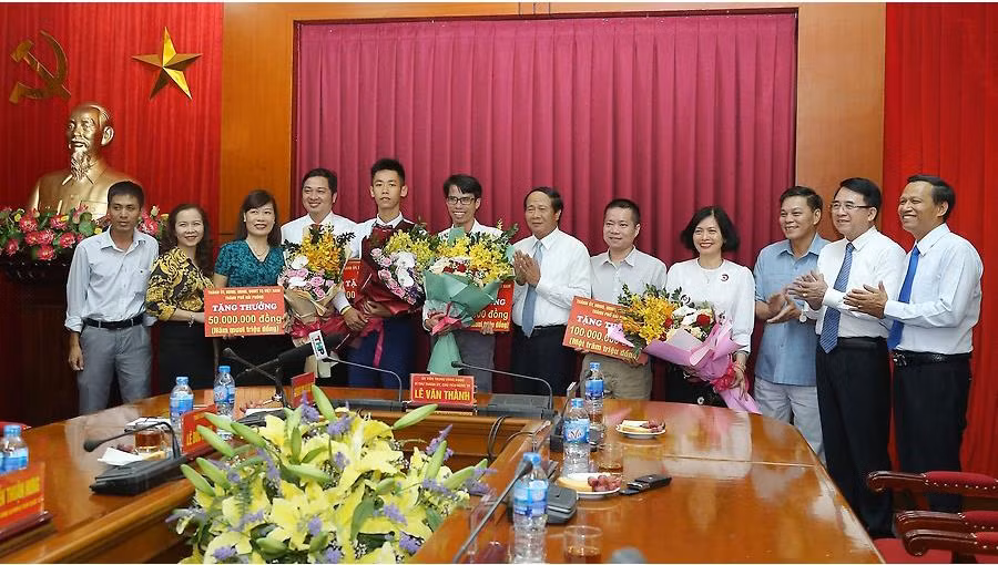Lãnh đạo thành phố Hải Phòng chúc mừng, trao thưởng cho em Nguyễn Thuận Hưng (Ảnh: Lã Tiến)