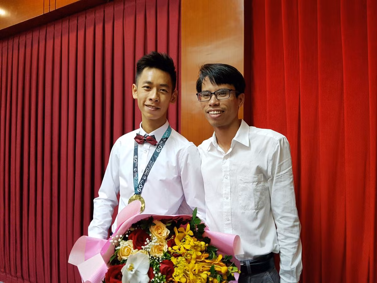 Nguyễn Thuận Hưng cùng thầy giáo Lê Đức Thịnh, người trực tiếp giảng dạy cho em (Ảnh: Lã Tiến) Nguyễn Thuận Hưng cùng thầy giáo Lê Đức Thịnh, người trực tiếp giảng dạy cho em (Ảnh: Lã Tiến)