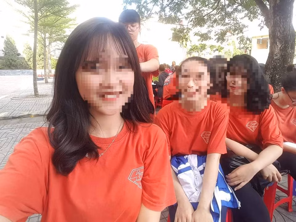 Nữ sinh Trần Thị Minh Ánh (ngoài cùng bên trái) tử nạn trên đường đi từ thiện tại Hà Giang (Ảnh: facebook nhân vật) Nữ sinh Trần Thị Minh Ánh (ngoài cùng bên trái) tử nạn trên đường đi từ thiện tại Hà Giang (Ảnh: facebook nhân vật)