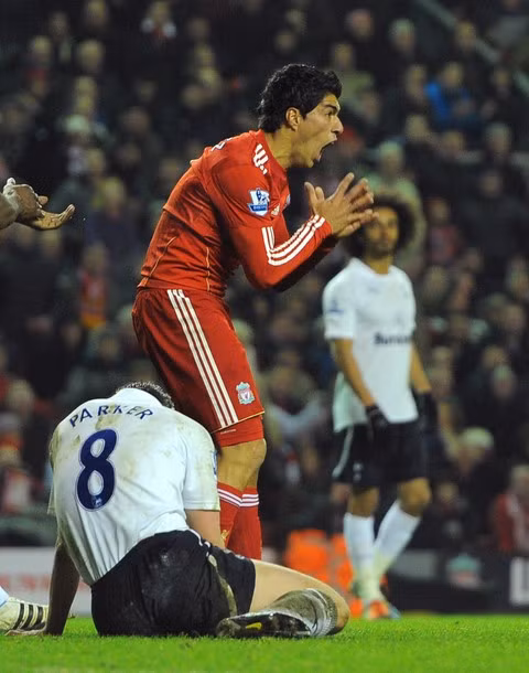 Tay của Suarez móc thẳng vào mắt của Parker