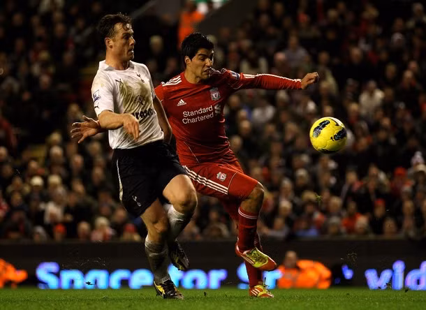 Luis Suarez và Parker liên tiếp có những pha va chạm