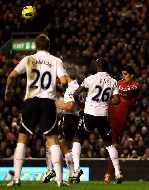 Ngay lập tức Luis Suarez đã có pha bóng không đẹp với Scott Parker