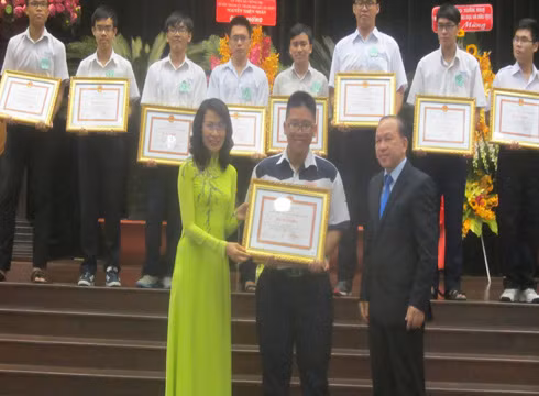 Lãnh đạo thành phố và Bộ Giáo dục và Đào tạo trao bằng khen cho học sinh giỏi có thành tích xuất sắc (ảnh: P.L)