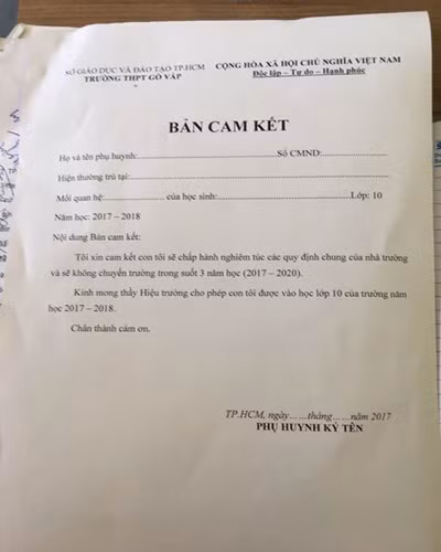 Bản cam kết cho phụ huynh ký không được chuyển trường suốt 3 năm học ở Trường Gò Vấp (ảnh: P.L)