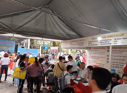 Các gian hàng tư vấn của Trường Đại học Quốc tế Hồng Bàng đông thí sinh quan tâm từ đầu (ảnh: P.L)