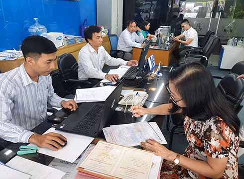 Cô Đào Thị Thư làm thủ tục nhập học tại Trường Đại học Văn Hiến chiều ngày 22/7 (ảnh: P.L)