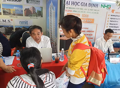 Phó Giáo sư Hồ Thanh Phong – Hiệu trưởng Trường Đại học HIU trực tiếp tư vấn cho thí sinh (ảnh: P.L)