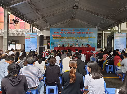 Chuyên gia tư vấn tại Ngày hội tư vấn tuyển sinh đại học, cao đẳng ở Thành phố Hồ Chí Minh (ảnh: P.L)