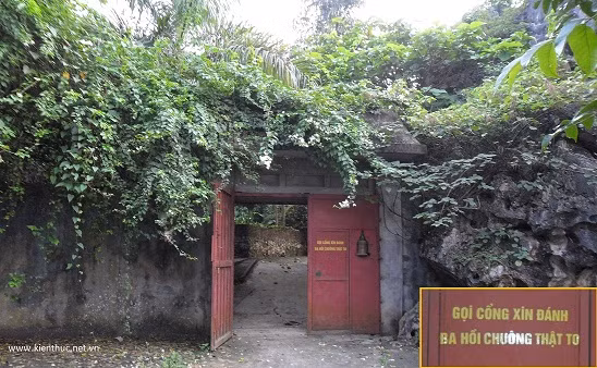 Ngôi mộ có một không ai được ông xây dựng rất công phu. Để tạo được đường đi vào ngôi mộ, ông Đức đã thuê người đẽo đá trong vòng 3 năm. Hiện nay, khu mộ đã xây hoàn chỉnh với 2 ngôi cạnh nhau, phía trên có 2 tấm bê tông, ước chừng 6 người khiêng không nổi. Phía dưới hầm mộ có hệ thống xe goòng đưa quan tài vào sâu trong núi. Hương liệu và các vật phẩm dùng ướp xác khác đã chuẩn bị xong. Ngôi mộ có một không ai được ông xây dựng rất công phu. Để tạo được đường đi vào ngôi mộ, ông Đức đã thuê người đẽo đá trong vòng 3 năm. Hiện nay, khu mộ đã xây hoàn chỉnh với 2 ngôi cạnh nhau, phía trên có 2 tấm bê tông, ước chừng 6 người khiêng không nổi. Phía dưới hầm mộ có hệ thống xe goòng đưa quan tài vào sâu trong núi. Hương liệu và các vật phẩm dùng ướp xác khác đã chuẩn bị xong.