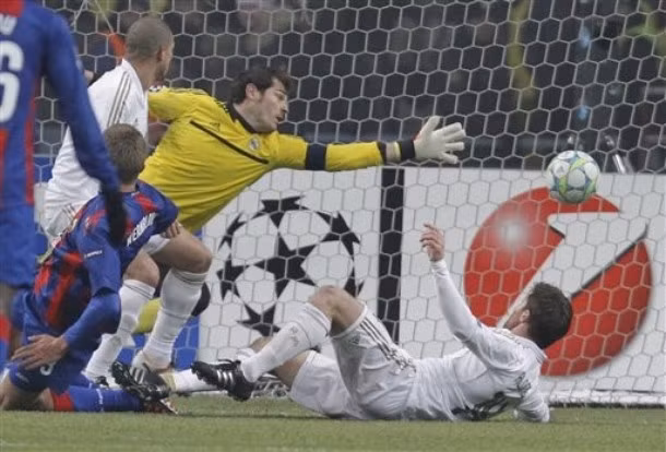 Vào những phút bù giờ, lưới của Casillas đã rung lên.