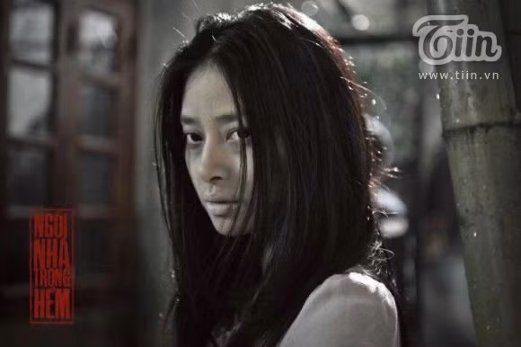 Vẻ "ghê rợn" của Ngô Thanh Vân trong phim Ngôi nhà trong hẻm Bộ phim có sự tham gia của nam diễn viên Trần Bảo Sơn sẽ được công chiếu vào năm 2012 Vẻ "ghê rợn" của Ngô Thanh Vân trong phim Ngôi nhà trong hẻm Bộ phim có sự tham gia của nam diễn viên Trần Bảo Sơn sẽ được công chiếu vào năm 2012